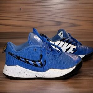 Nike Team Hustle Quick 2, Basketball Sneakers, Big Kid Size 4.5Y